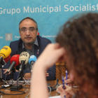 El portavoz del PSOE, Olegario Ramón, ayer en rueda de prensa en el despacho socialista. L. DE LA MATA