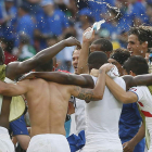 Los jugadores que componen la selección de Costa Rica celebran el triunfo y el pase.