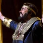 Pavarotti durante una representación de Aída