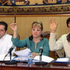 La nueva portavoz del PP, Lourdes Carracedo, flanqueada por Rancho y Alfayate.