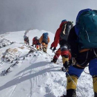 Congestión en la subida al Everest por la cara sur, el pasado 16 de mayo.