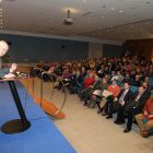 El delegado de la Junta, Guillermo García, habla a los alcaldes antes de suscribir los convenios de colaboración.
