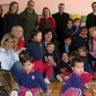 Decenas de padres se acercaron ayer al colegio Peñacorada
