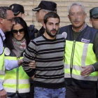 Miguel Carcaño, en el centro, con los policías que le custodian en Zaragoza.