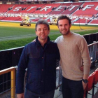 Juan Mata junto a José Manuel Martínez en el estadio del Manchester United. DL
