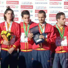 Abadía, Aláiz, Iván Fernández, Daniel Mateo, Marhum y Bezabeh con los trofeos conseguidos.