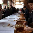 Una camarera sirve el tradicional ajo sobre una rebanada de pan en la mañana de ayer en Santa María