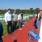 El alcalde observa la nueva instalación del robot que limpiará los fondos de las piscinas.