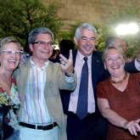 Pasqual Maragall con su esposa y Joan Saura con la suya hacen el signo de la victoria