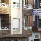 cartel de alquiler de inmuebles en una calle de León.