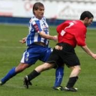 Marco Ortega se interpone ante Txiki, durante el partido de ayer