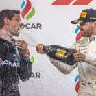 Bottas, a la derecha, celebra su victoria y el liderato. SRDJAN SUKI