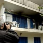 Un hombre fotografía el balcón del apartamento donde ocurrieron los hechos