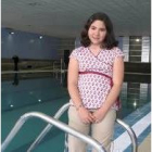 Sonia posa junto a una de las escalerillas de la piscina