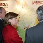 Valín y Espinosa atienden las explicaciones de Miguel Ángel del Egido, en la exposición de Poeda