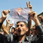 Cientos de manifestantes gritan consignas contra el régimen del presidente yemení, Ali Abdalá Saleh