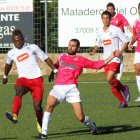 El culturalista Raúl Torres trata de llegar a un balón frente al jugador local Míchel en un lance del encuentro disputado frente al Santa Marta en el terreno de juego charro.