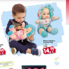 Un niño juega con una muñeca en el catálogo de Toy Planet