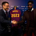 Bartomeu y Umtiti tras firmar la renovación. ENRIC FONTCUBERTA