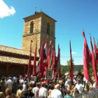 Los pendones escoltaron a la Virgen en la procesión.