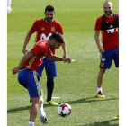 Marco Asensio (i), David Villa (i, arriba) y Andrés Iniesta (d) durante el entreno de ayer. JUAN CARLOS HIDALGO