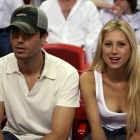 Enrique Iglesias y Anna Kournikova, en un partido de la NBA, en Miami, en junio del 2006.