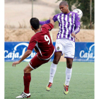 El delantero de la Cultural Murci, a la izquierda, trata de hacerse con un balón en las inmediaciones del área del filial del Real Valladolid.