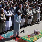 Familiares y amigos de un jefe de policía fallecido en un ataque talibán contra una instalación policial asisten a su entierro en Kabul, el 18 de octubre.