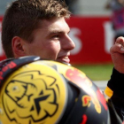 El holandés Max Verstappen se baja de su Red Bull como triunfador del GP de Austria.