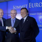 Papandréu, Van Rompuy y Durao Barroso, al término de la cumbre extraordinaria en Bruselas.