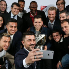David Villa se hace un selfi con sus compañeros del New York City y el trofeo conquistado.