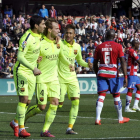 El centrocampista croata Iván Rakitic celebra su gol con Luis Suárez y Neymar