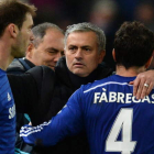 Mourinho, junto a sus jugadores Cesc Fabregas y Branislav Ivanovic.