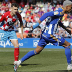 Andoni López trata de parar a Derik Lacerda en el transcurso del Lugo-Deportiva de la pasada temporada en el Anxo Carro. L. DE LA MATA