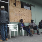 Un grupo de haitianos en uno de los edificios que habitan en el centro de Tijuana.