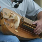 Manos y zanfoña del músico tradicional Miguel Ángel García, uno de los participantes en la cita.