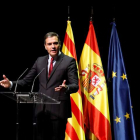 Sánchez ayer,  en el Liceu de Barcelona durante su intervención ante representantes políticos y de la sociedad civil catalana. TONI ALBIR