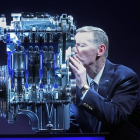 Alan Mulally, presidente de Ford besa el motor Ecoboost 1.0, que se fabrica en Colonia.