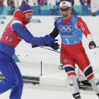 Su compañera Oestberg felicita a Bjoergen nada más cruzar la línea de meta.