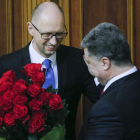 El recién elegido primer ministro recibe un ramo de flores de manos del presidente.