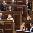 El diputado socialista Antonio Trevín le muestra una lámpara minera al ministro