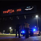 La policía de Lafayette delante de los cines donde un hombre armado ha matado a dos personas durante la proyección de una película, el jueves por la noche.