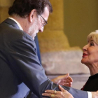 Concha Velasco recibe la Gran Cruz de Alfonso X el Sabio de manos de Mariano Rajoy.