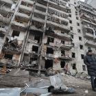 Consecuencias de un bombardeo nocturno en una zona residencial de Kiev, Ucrania.  EFE / SERGEY DOLZHENKO