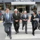 Miguel Alejo, Joan Clos, Saavedra y Mercedes Cabrera, a la salida del hotel, camino de la Uned