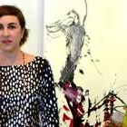 La artista Belén González posa junto a una de las obras que expone actualmente en León