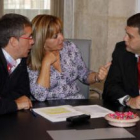 El diputado de Deportes, José María López Benito, Isabel Carrasco y Carlos López Riesco, en la reuni
