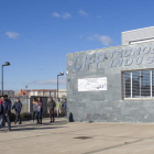 Alumnos a la salida de clase del Tecnológico Industrial. FERNANDO OTERO