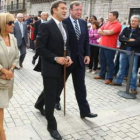 Isabel Carrasco, Riesco con el bastón de mando y Silván, ayer en la plaza del Ayuntamiento.