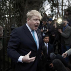 Boris Johnson hace declaraciones frente a su residencia.